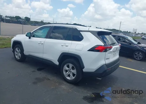 2021 Toyota Rav4 Xle z USA, uszkodzony, nr VIN 2T3W1RFV1MC136218